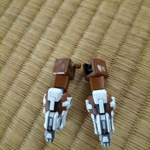 夜な夜なザクってます。今回は腕部から工作スタート、前腕部が出来ました。相変わらず工作スピード激遅です(；´Д｀)（3枚目）