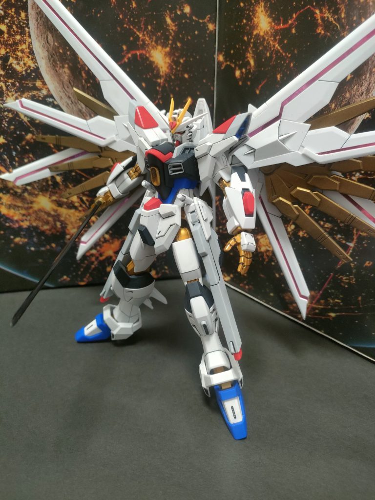 この角度カッコいい。ガンプラは全塗装したほうが確かにカッコいい。どんなカッコいい改造しても塗装が雑だと微妙になる。でも全塗装は疲れるね・・・。そんな時は成型色部分塗装仕上げ。バンダイの技術でそれでもカッコよくなるのよ。ガンプラは自由だね。