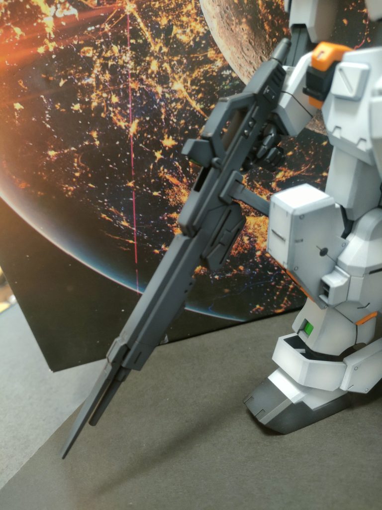 何がエースパイロット仕様のヘイズル改と言うとコレよ。この大型ビームライフル。MGヘイズル改のライフルは小さくてインパクトがテスト用っぽかったんで、そのライフルとHGUCZガンダムについてたランチャーの頭を切り取ってニコイチ仕様で大型ビームライフルを作成しました。これ自画自賛で大成功。これ持ってればエースでしょ。