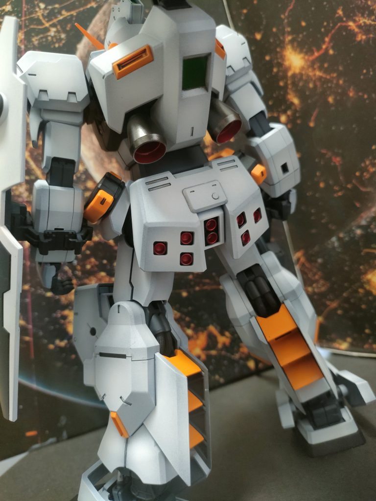 後ろ姿も手抜き無し。バーニア類はエースパイロット仕様という事で艶有りメタリック仕様で。