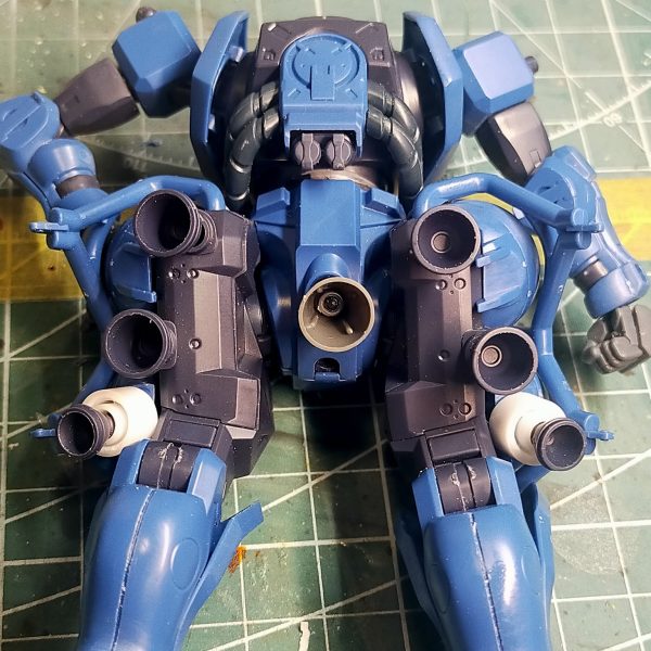 軍警ザクとアイザックをミキシングしてアイザック(GQ)を作る計画 そもそもジムが存在しない時系列だとハイザックは存在しないその派生にあたるアイザックも存在しないさてどうしたものか⋯と考えながら組んでみたら、好みの御仁になったオーガスタやムラサメが絡めば、嘘設定なんてなとかなるミノフスキー宙域でも活動が出来る、キモい後方支援機が作りたいんじゃ ベースになる軍警ザクは合わせ目消しと後ハメ加工を済ませているバーニアは少し大型化+数を増やして逃げ足アップあとはサクサク組んでいく（3枚目）