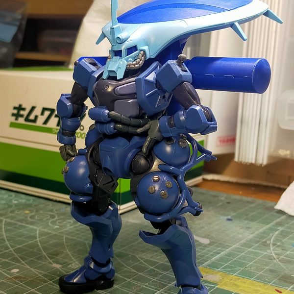 軍警ザクとアイザックをミキシングしてアイザック(GQ)を作る計画 そもそもジムが存在しない時系列だとハイザックは存在しないその派生にあたるアイザックも存在しないさてどうしたものか⋯と考えながら組んでみたら、好みの御仁になったオーガスタやムラサメが絡めば、嘘設定なんてなとかなるミノフスキー宙域でも活動が出来る、キモい後方支援機が作りたいんじゃ ベースになる軍警ザクは合わせ目消しと後ハメ加工を済ませているバーニアは少し大型化+数を増やして逃げ足アップあとはサクサク組んでいく（4枚目）