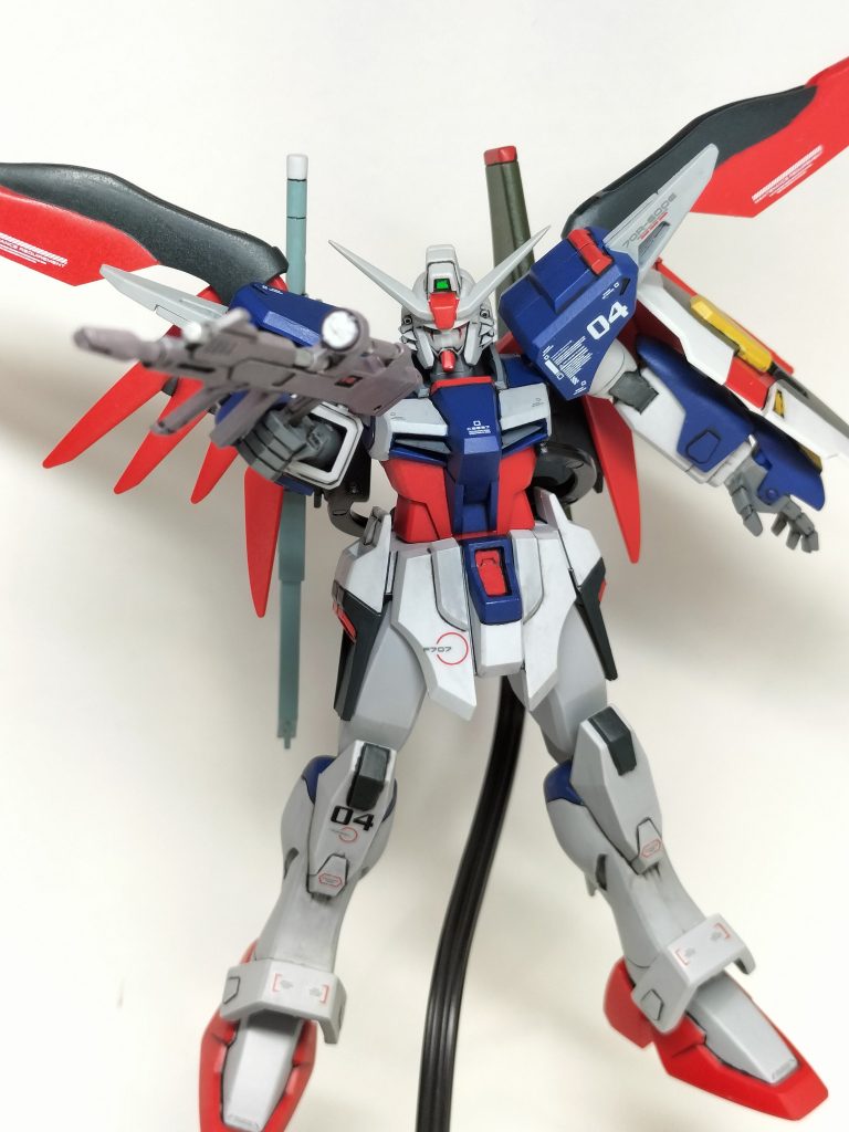 頑張ってポージング✨️肘膝関節が固定なのでこれが限界(gundam-kao5)