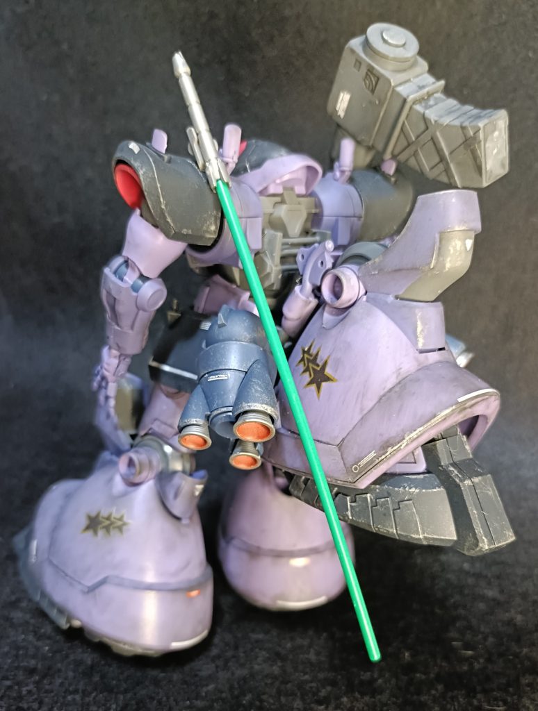 背面１黒い三連星仕様マークを貼ってみました。