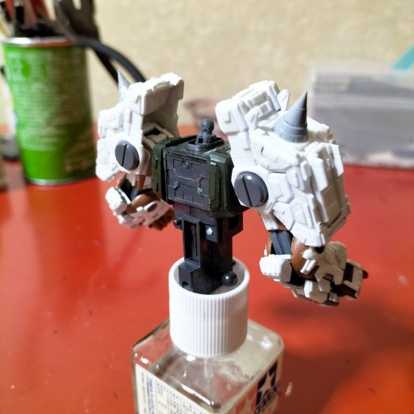 夜な夜なザクってます。ようやく腕が完成しました。思いのほか肩アーマーに時間が取られてしまい、前に進まずでした(；´Д｀)　次は脚部の工作始めます。なんとなく漠然としたイメージはあるのですが、どうなることやら…まぁ、いつも通りの行き当たりばったりの工作には変わりはないんですけどね😂（2枚目）