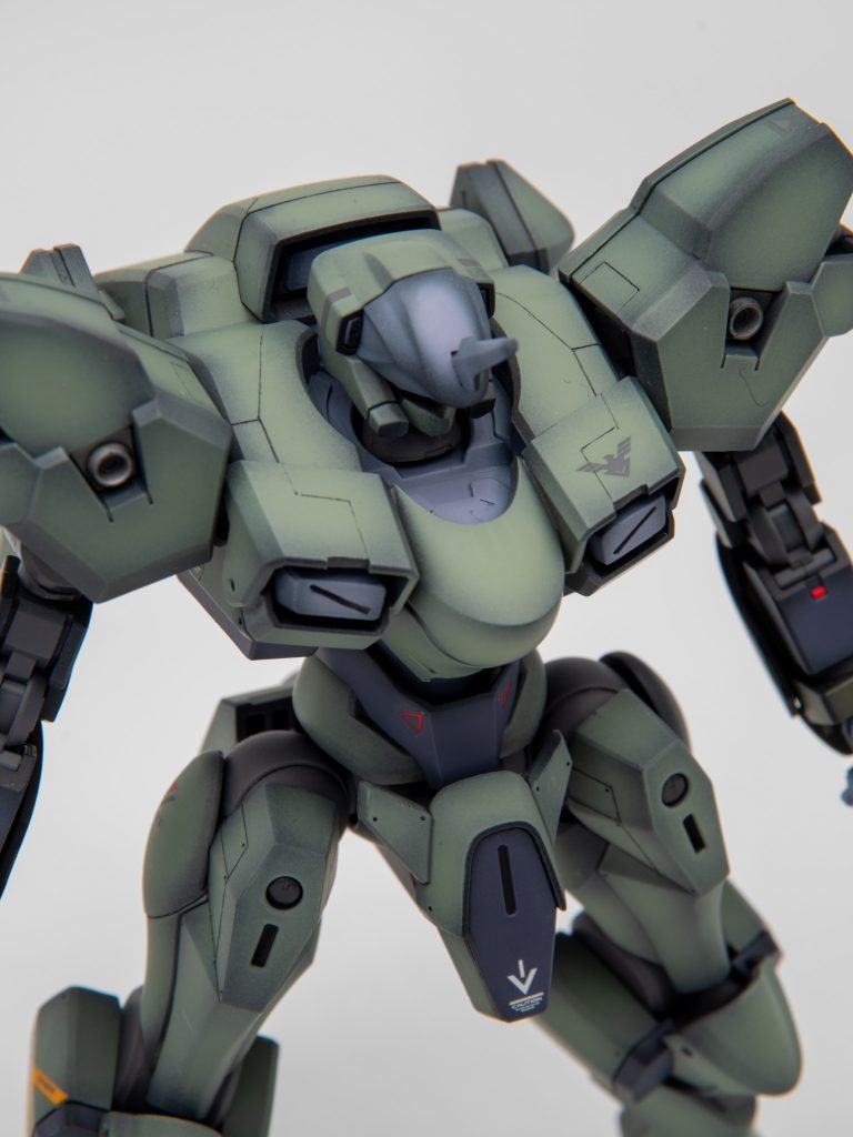 胸まわりには軽くスジ彫りを追加して、ディテールアップを図っています。デカールは水星の魔女の汎用デカールを使用、公式デカールは便利ですね。