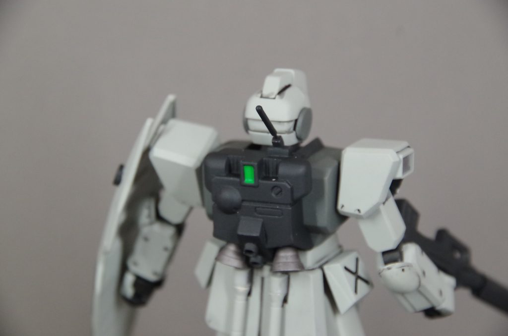 こちらも襟元にあったアンテナはバックパックの上部に位置を変更し、真鍮線やプラ棒で製作しています。