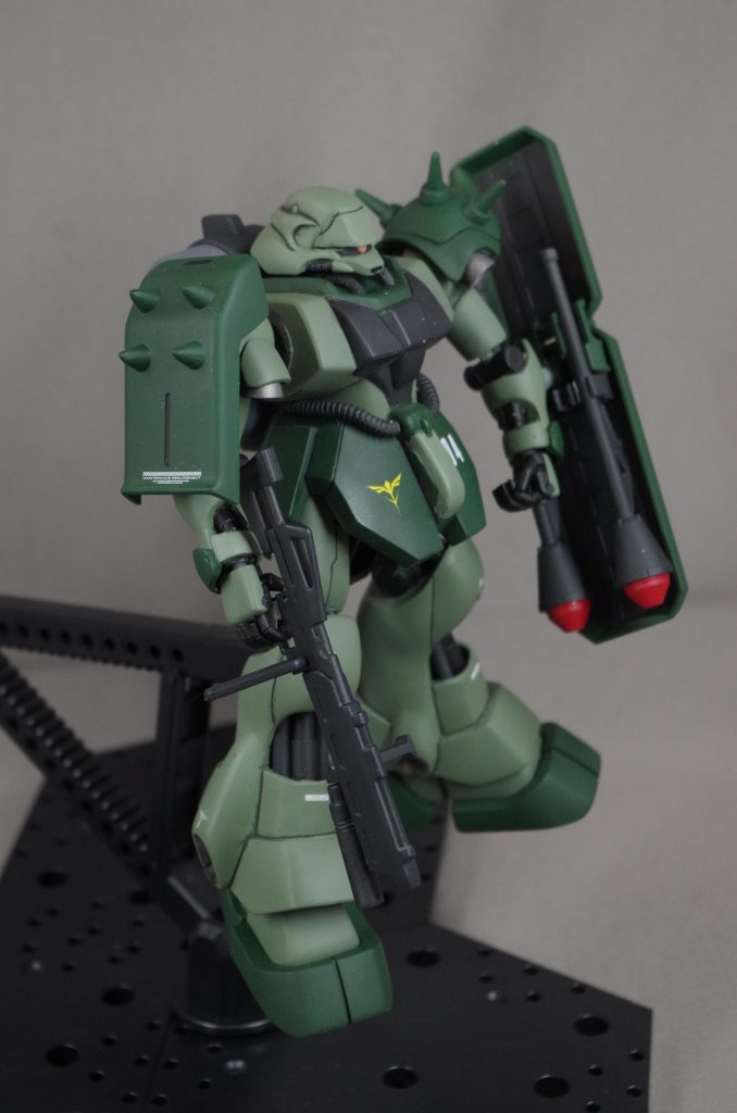 股関節には市販品のボールジョイントを仕込んでいます。