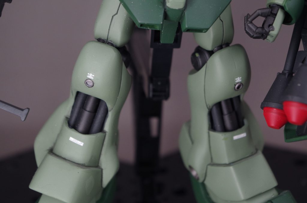 脛の露出フレーム部分は削り飛ばしてプラパイプとスプリングパイプで再現。膝の丸パーツは市販品です。フロントスカート下部のバーニア?はプラ板で裏打ちして開口してます。