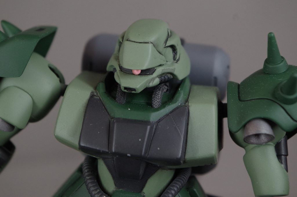 首元のパイプは中途半端なモールドだったのでガラスチューブに置き換え。モノアイは削り飛ばして市販品に置き換えです。