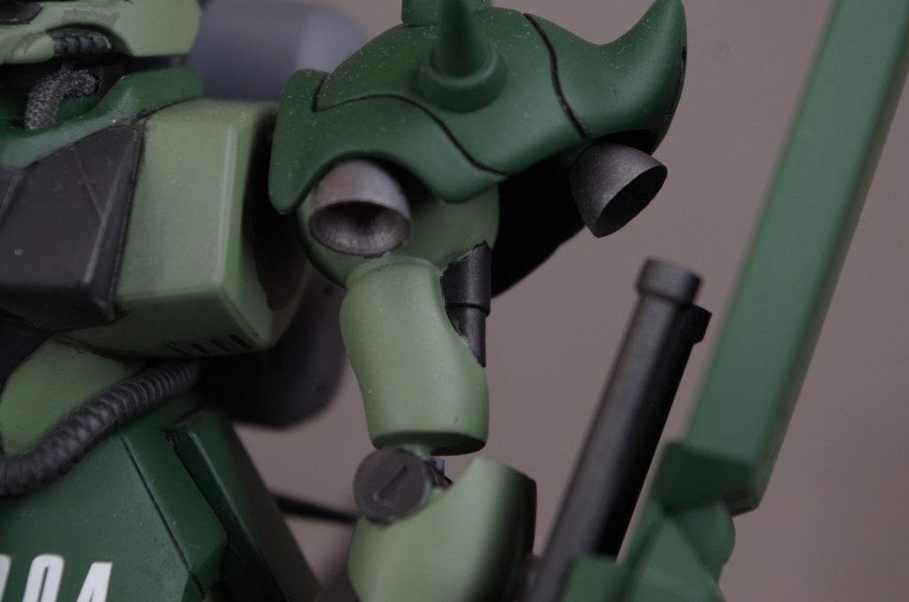 肩~二の腕、手首のシリンダー?は削り飛ばしてプラ棒で再現。局面に合わせてフィットするように調整するのが大変でした。各所のバーニアは先端を薄肉化。