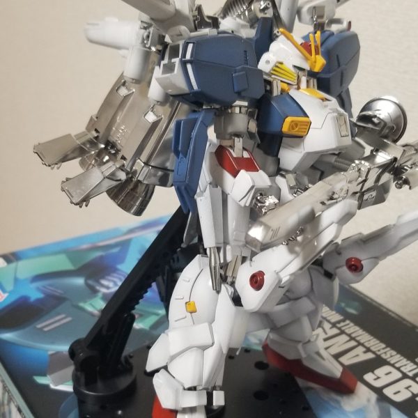 HG Ex-Sガンダム、全塗装完成、、、前。ここから細かい塗りを行うんですが、今が一番格好良い可能性語があるな、、、と思いアップしました。バックパック本来黒だけど、メッキのままでもアリだな。。。(既に肩の赤パーツどっかいった)（4枚目）