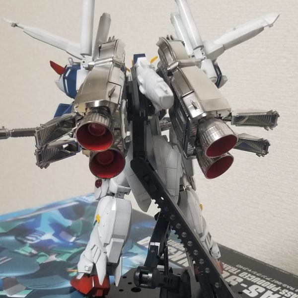 HG Ex-Sガンダム、全塗装完成、、、前。ここから細かい塗りを行うんですが、今が一番格好良い可能性語があるな、、、と思いアップしました。バックパック本来黒だけど、メッキのままでもアリだな。。。(既に肩の赤パーツどっかいった)（2枚目）