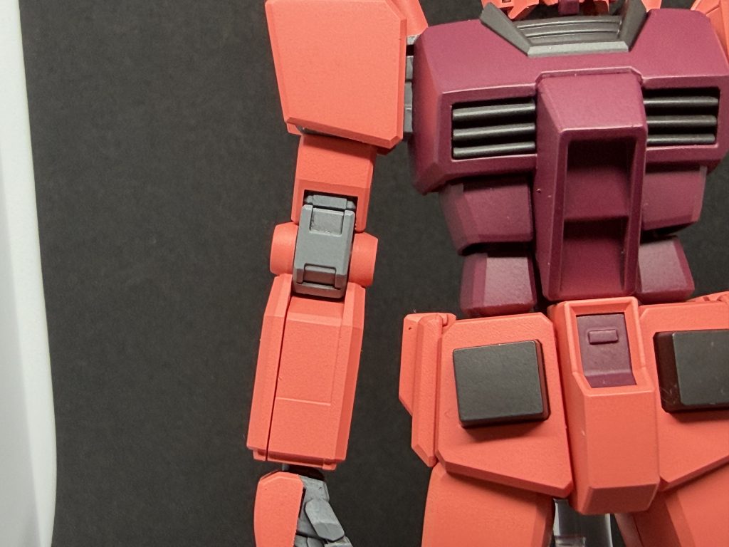 肘関節のパーツを下に1mm伸ばして隙間隠し稼働に支障無しです