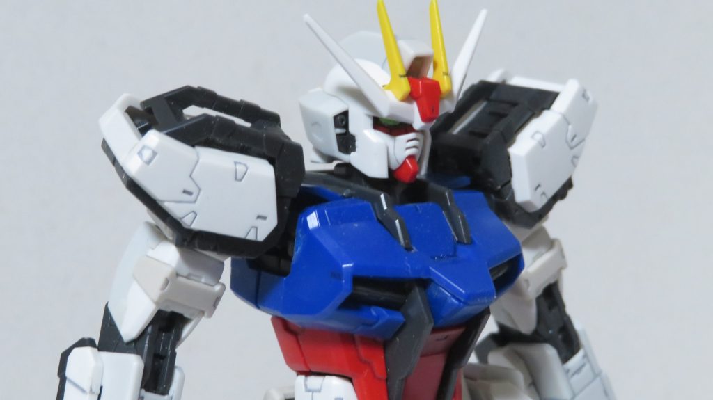 プロフィールに素組がメインとは書いているのですが当時は筆塗りで塗装してた時期だったのでこのキットはカメラアイを緑にしてます。DESTINYでキラがストライクルージュに乗った時にカメラとシールドがルージュで他は通常のストライクカラーというのが大変響いたので以降ストライク作る時はほぼカメラアイを緑にしてました。でも今見直すともっと濃い緑の方がよかったですね。