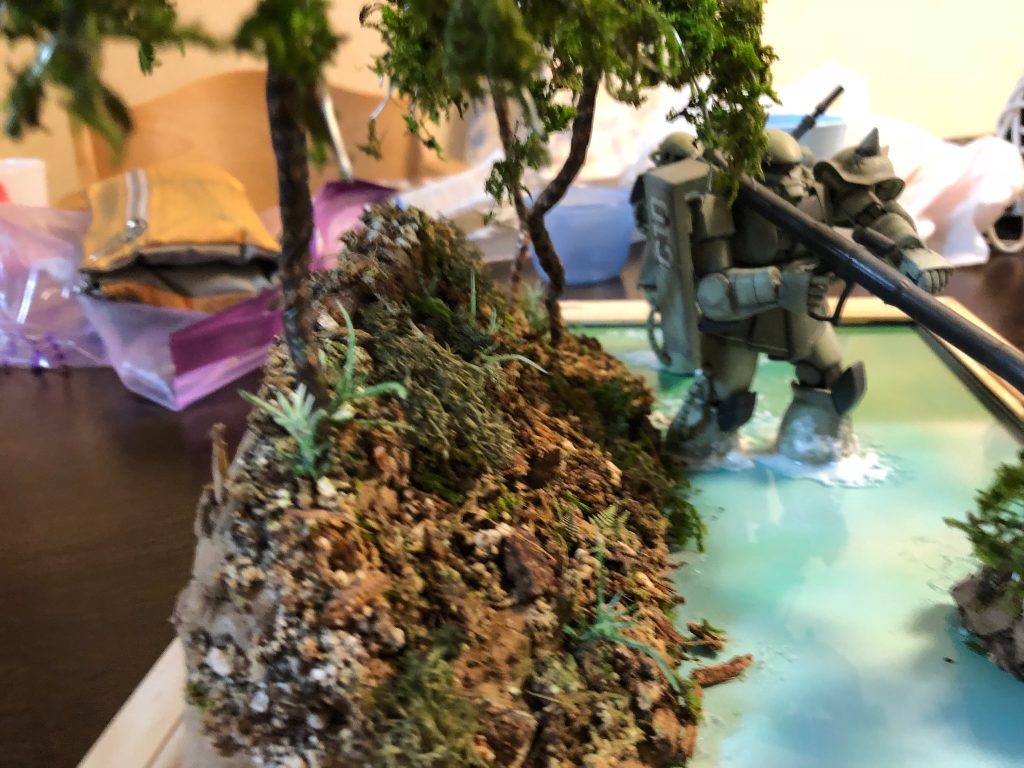 島はスタイロフォーム、紙粘土であらかた形を作り、その上から公園で拾った土や草をまぶし、着色しています。木ははりがね、色紙で作成しました。G-WORLDの作例を参考にしました。 最後までご覧いただき、ありがとうございました😊⭐️⭐️⭐️