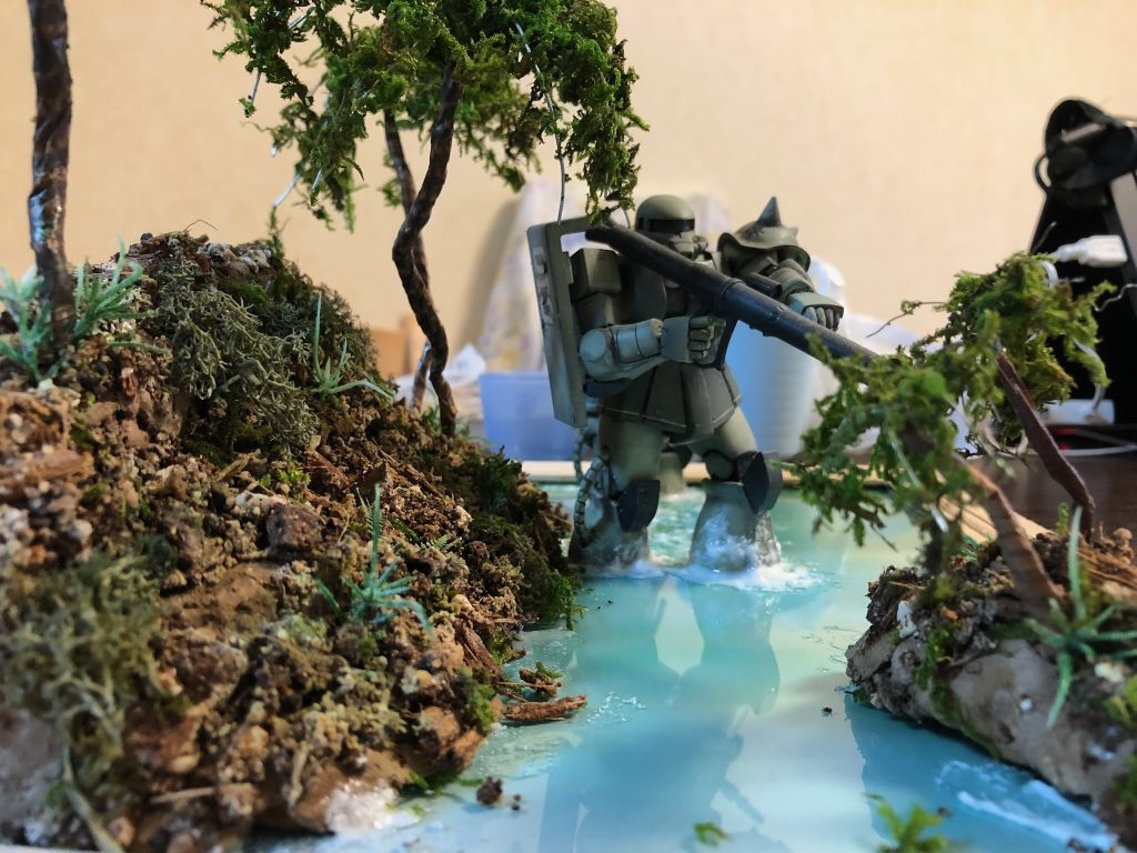 水面キレイに作りすぎました。もっと水濁ってるよね。水面はアクリル板。裏はDAISOで買った色紙です。