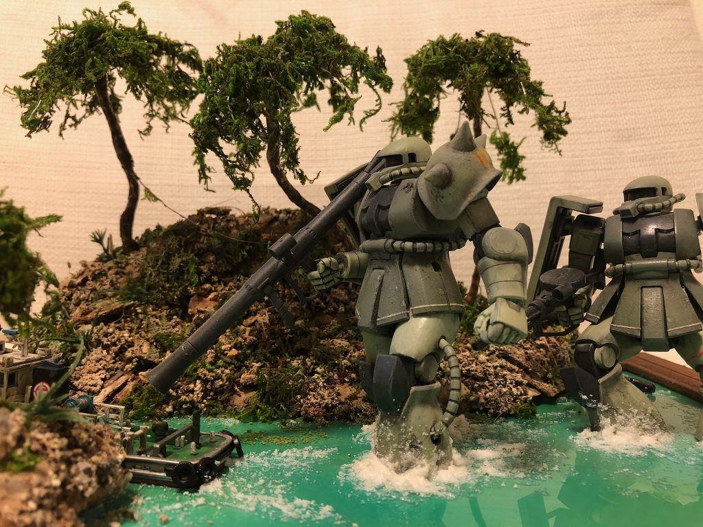 船上には退屈そうな協力員の姿が。ザクの足元の波表現に注目して欲しいです。