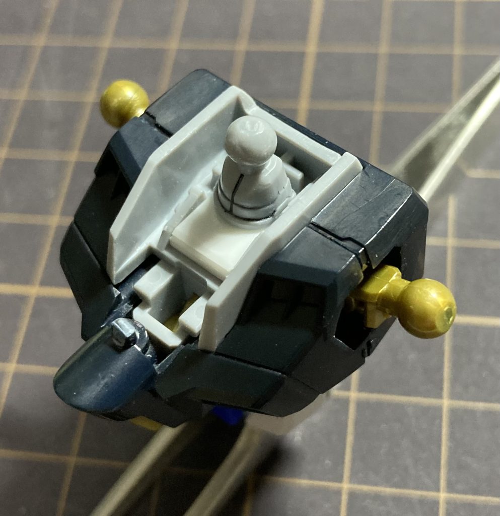 以前製作した時も位置調整はしましたが、いまいちな感じだったのと首付近に取り付けるA-10のパーツが良く浮いてしまい首のパーツE-5も浮いてしまって頭がぷらぷら状態になる為、E-5を接着する方向に変更する事にしました。可動範囲は減りますがその代わりぷらぷらする事は無くなりました。改修としてはE-6にプラ板を貼って高さと後方に位置を調整しました(写真を参考に)また首パーツを後方にした為、頭の襟がE-1に干渉するので削って有ります。