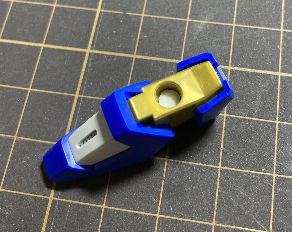 足首は0.5ミリのプラ板を足首の穴に蓋をする様にして延長をしてます。穴の深さを3ミリにする様に調整しつつ工作しました。延長した為、足首のガードと足首の位置が多少良くなったかと思います💦