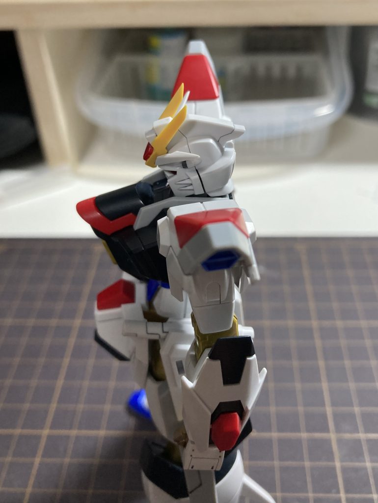 頭を取り付けて横から見た状態です。これくらい後方にする事で前方から見た時に、良い感じで見える様になって居ると思います。殆どのガンプラは首の位置が前の方になりすぎていて、ちょっと間抜けな感じがするのでこの改修をする事でカッコいいガンプラに仕上がるかと思います。