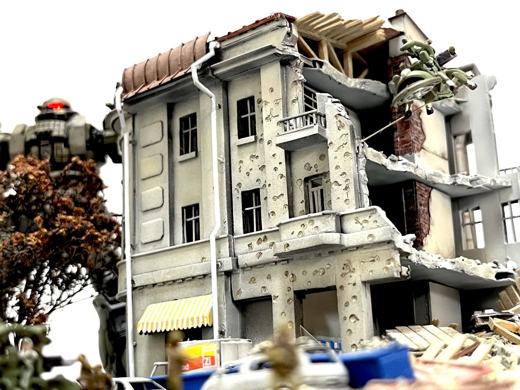 外壁の弾痕加工と着陸態勢のワッパ。