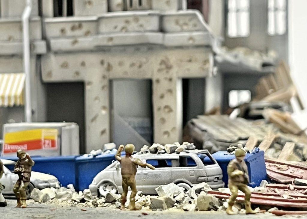 1/144のジオラマならではの奥行きです。25㎝四方で作られた奥行きには見えないです。これを1/35でやろうとすると大変なボリューム（1m四方）となります。「模コン」ではチョートクさんからもテツオ前部長さんからも「大きいのか？小さいのか？サイズ感が良く分からない！💦」とコメントを頂きました😅