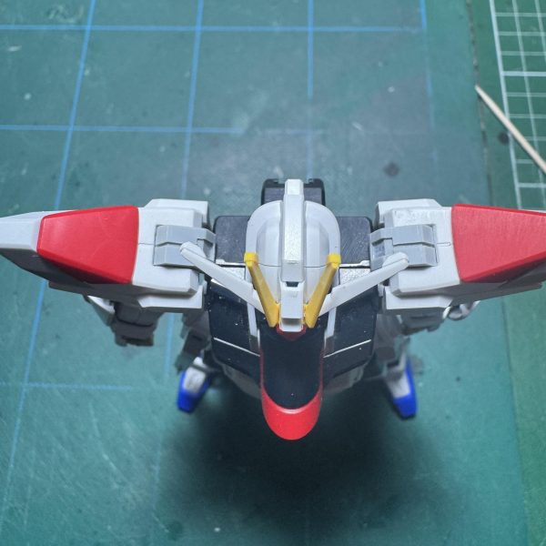 肩にフレームっぽいディテールをプラ板で作って埋め込み。waveの板は柔らかくて助かる笑（2枚目）