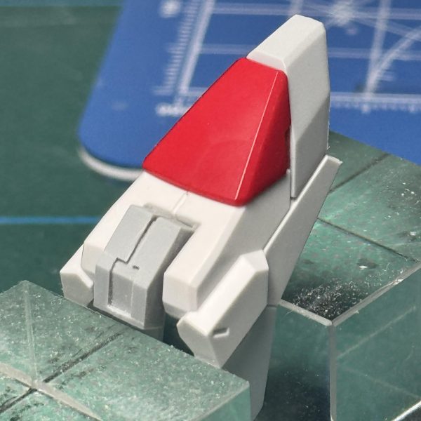 肩にフレームっぽいディテールをプラ板で作って埋め込み。waveの板は柔らかくて助かる笑（3枚目）