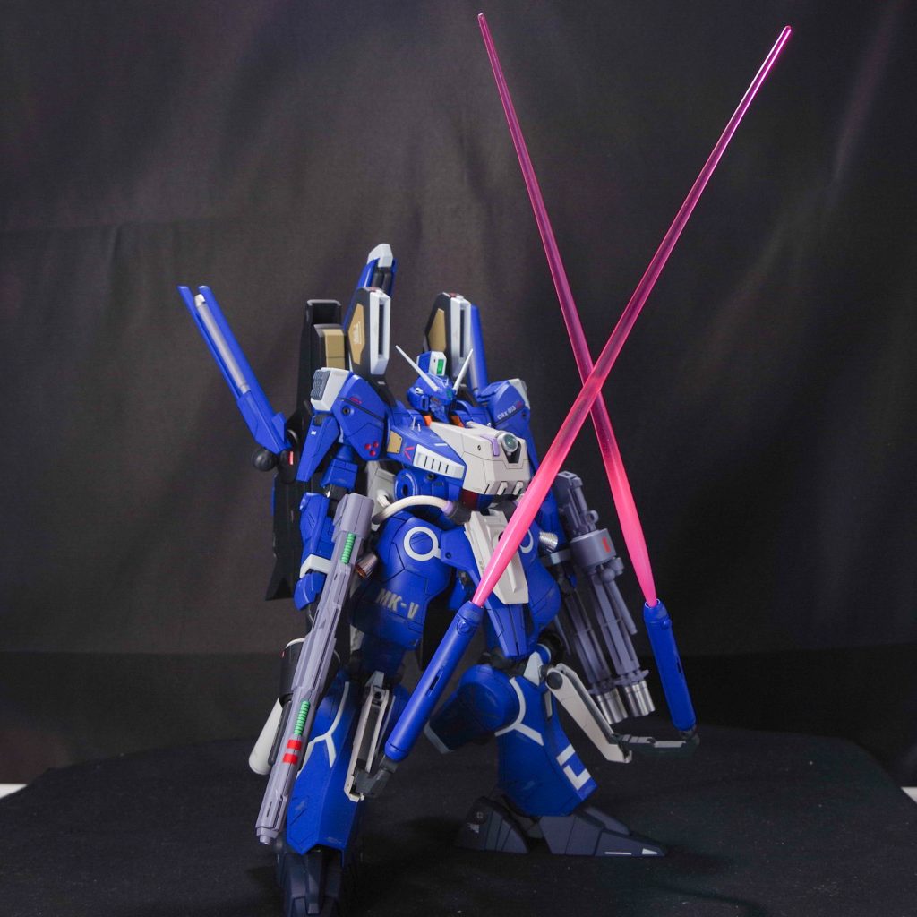 ニークラッシャーはサブアームとして展開。