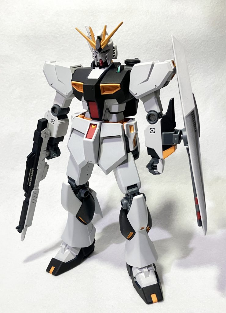 白部分はグレーサフをざっくり吹いた後、シタデルカラーのCORAX WHITEを化粧用スポンジにつけて塗装。スポンジだとわずかな粒状感が出て(もっと細かくも塗れると思います)、工業製品感が出て良いですね。