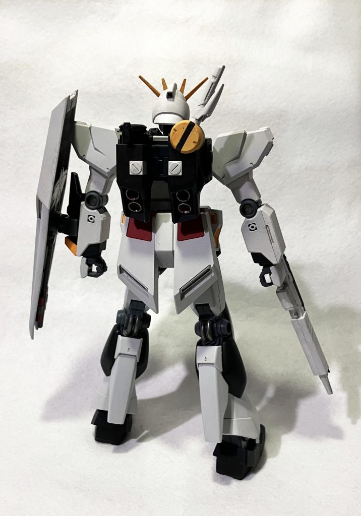 スラスターや膝裏のパイプなどは銀で塗ってます。見づらいですがスラスター内部は赤。太もも裏のスラスターも同様に塗ってます(普通に動かしてたら見えない部分ですが)