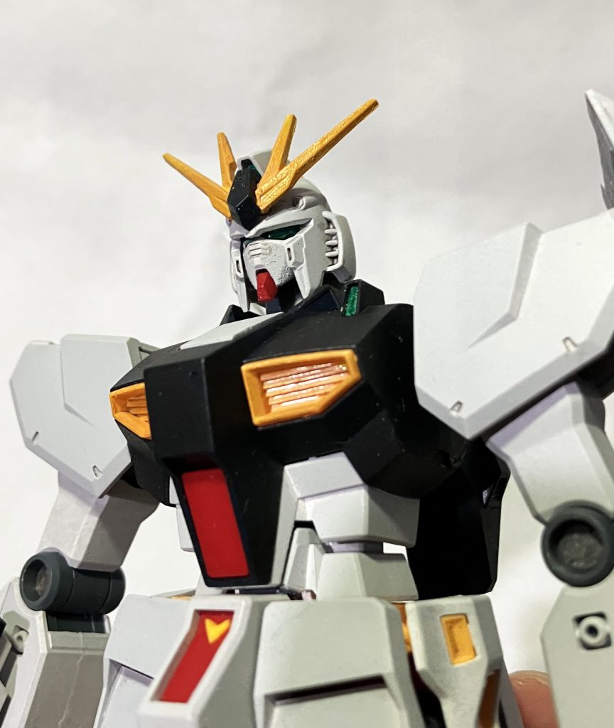 ここまで接写するとお顔の荒れが気になりますが…。肩のセンサー部分は銀で塗った後、WAYSTONE GREENで塗装。見づらいですが目と額のセンサーも同様。黄色部分はアンテナのみ白でドライブラシした後、AVERLAND SUNSETで塗装。成形色にそのまま塗っちゃうと黒っぽくなっちゃったので。他の黄色部分はそのままAVERLAND SUNSETで塗ってますが、写真左側のファンの奥部分はちょっと黒ずんでるのがわかるかも?