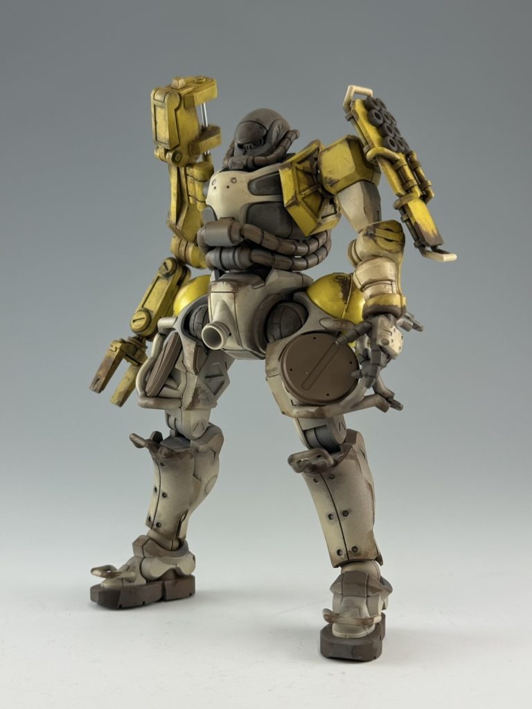 左腕のシールド（タイヤ付き）も表現。作ってみるとタイヤは軽トラに使用されているタイヤくらいの大きさだと判明。