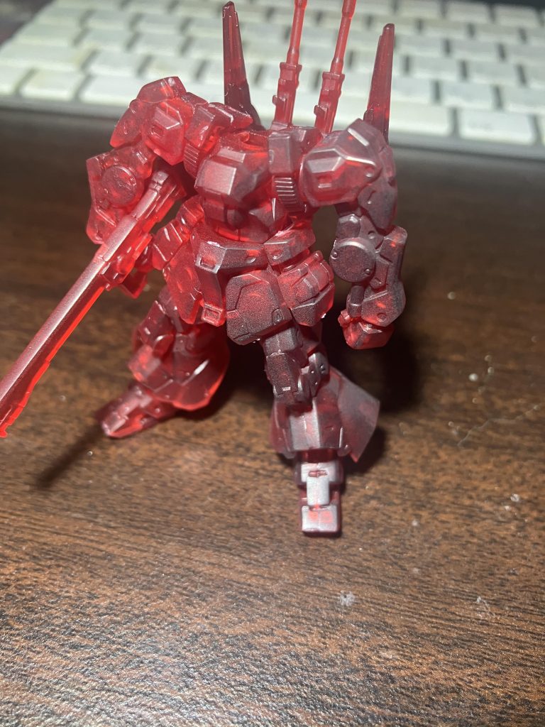 写真右側の半身はパステルシャドウを入れています。アーティファクトのサイズだとなかなかラインにビシッと線を入れるのは難しいので、アニメ塗りみたいにサインペンで入れる方がパキッと線が出てかっこいいかも。今後要チャレンジですね。右側は太もも、膝下あたりに分割線残っちゃってますね。