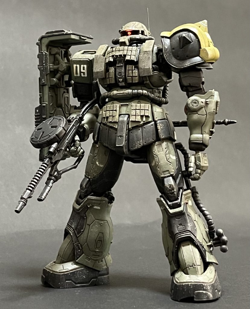 マゼラとザクのウェザリングです。ストレーキング（雨垂れ）を中心に行いました。タミヤの墨入れグレーを使用しています（色合いが丁度良い）。増加装甲はアニメっぽくならない様、現用兵器の延長線上で表現しました。レクイエムの世界観を尊重したつもりです。モノアイ表面に設置してある独特のベンツマークの格子が結構好きだったのですがモノアイ発光にあたり削り取りました。モノアイを光らせた方が断然レクイエムっぽいですね。