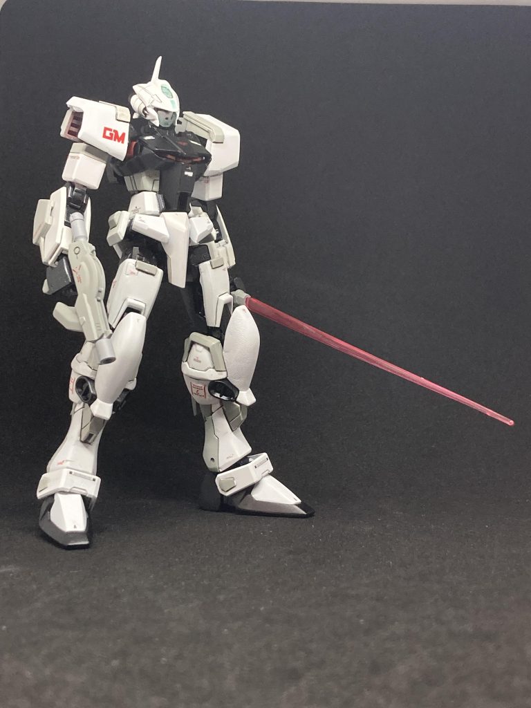 武装はビームサーベルとライフル