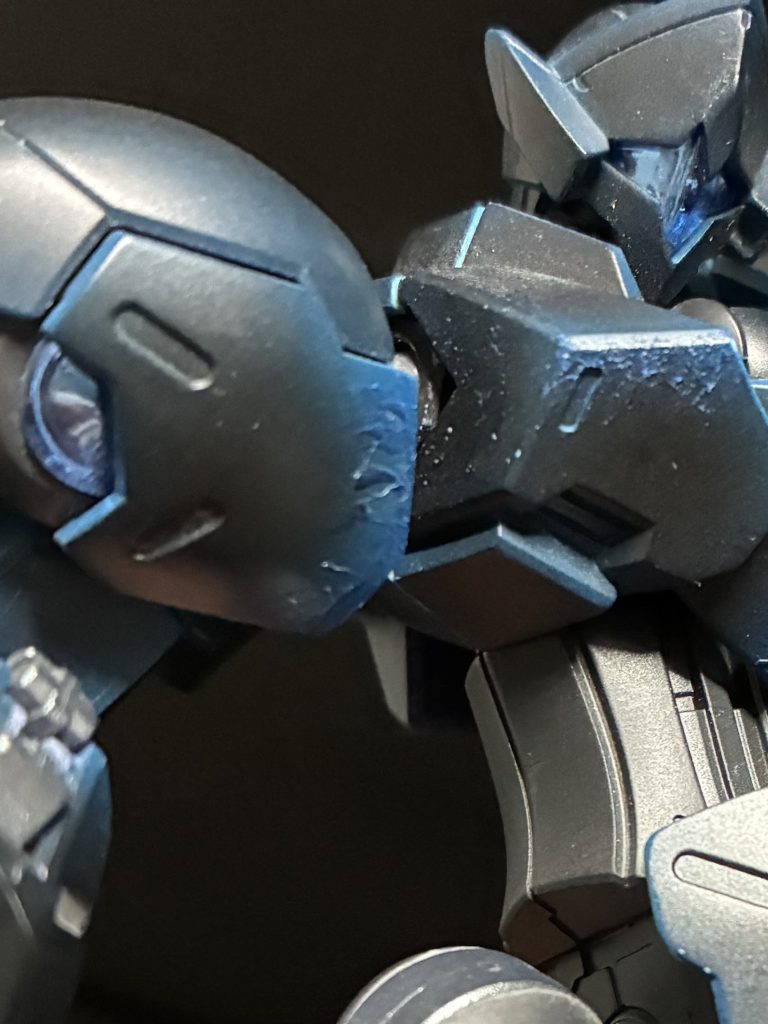 塗料を無希釈で乗せて模様をつけています。パテ造形の技術がないなりにもやりようはある。