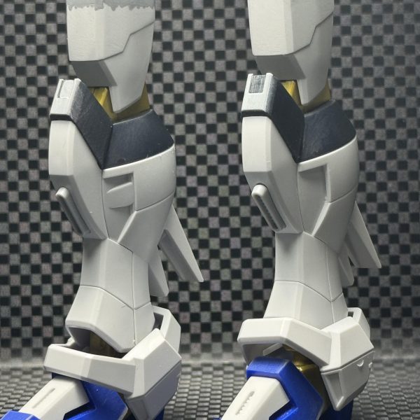 キットのディテールだと塗装のマスキング面倒&ちょっとダルっとしているので、彫り落としてプラ板で作り直しました。塗装後に接着します。（2枚目）