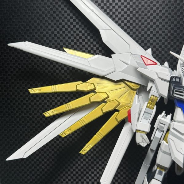 プラウドディフェンダーを延長工作。プラ板切り出しを雑にしたせいで削り出しが地獄でした…（2枚目）