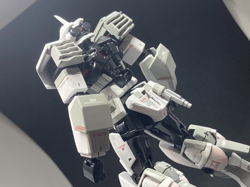 腕についてるグレーのパーツはシールドの代わり！