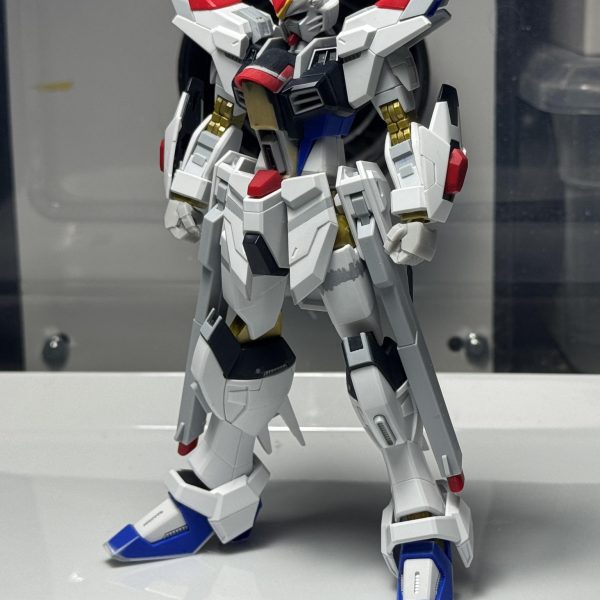 スジボリ追加したり、掘り下げて自作プラパーツ埋めたり。もう少し弄って足も終わりかな?（2枚目）