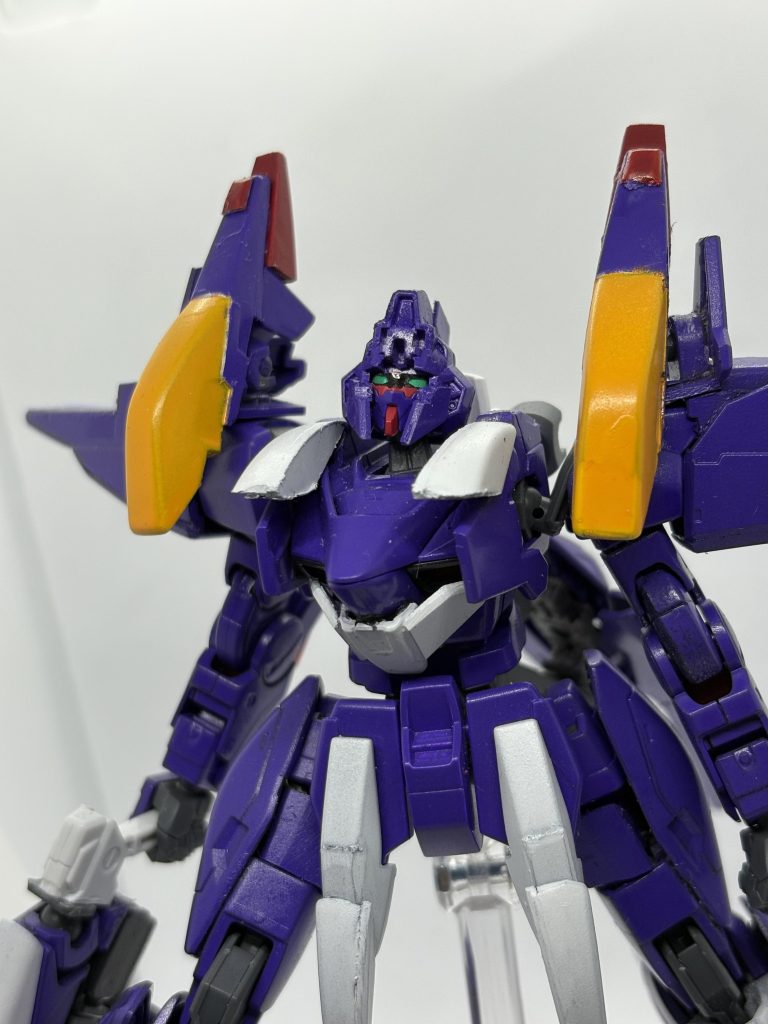 頭部パーツを外せばガンダムフェイスが見えるようになっています。