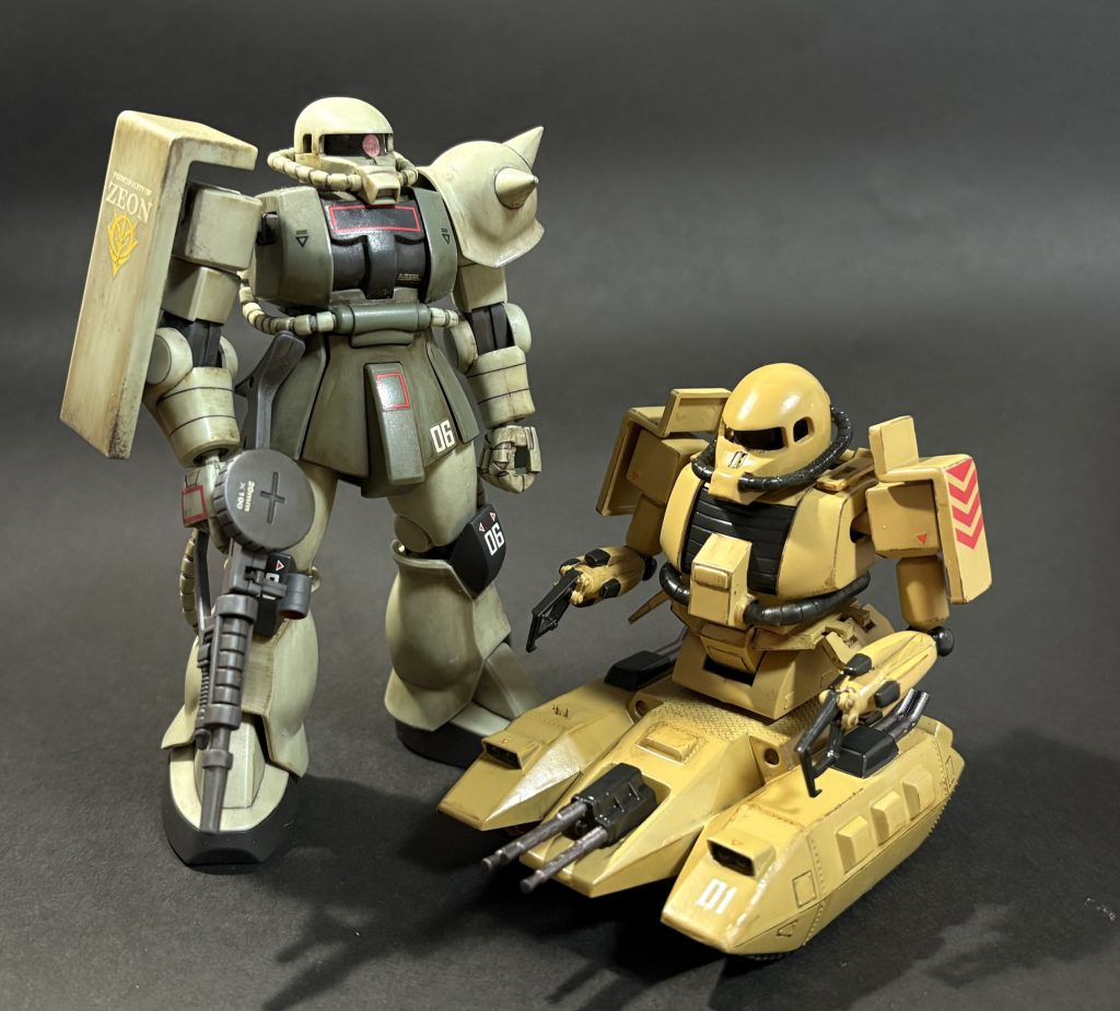 昔作ったHGのザクⅡと一緒に。