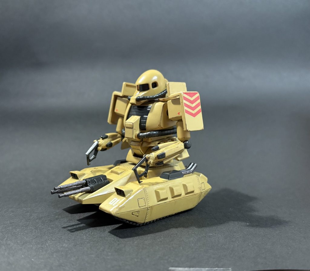 本体色の塗装は水性ホビーカラーのサンドイエロー、黒い部分はタミヤアクリルのNATOグレーを使いました。バルカンと廃棄筒は焼鉄色で。  デカールはキット付属のものと手元の余り物です。