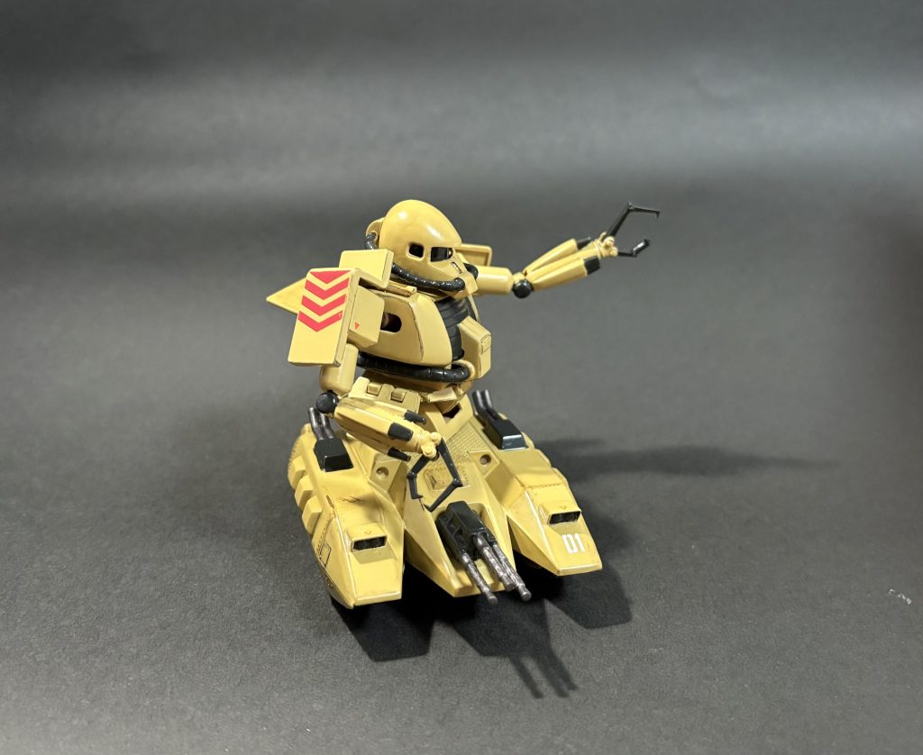 頭部と腰部は接着したので動かないのですが、それでも引き出し式の肩が中々優秀なので、ちょつとしたポーズ付けならなんとか。