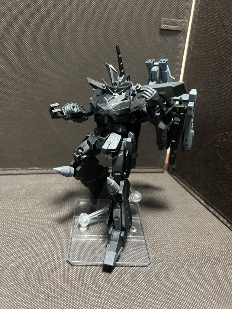 近接戦闘を意識して腕にはライガークロー。足にはニークラッシャーを装備