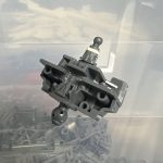 首の軸を一旦切り離し、1ミリプラ板を挟んで延長。