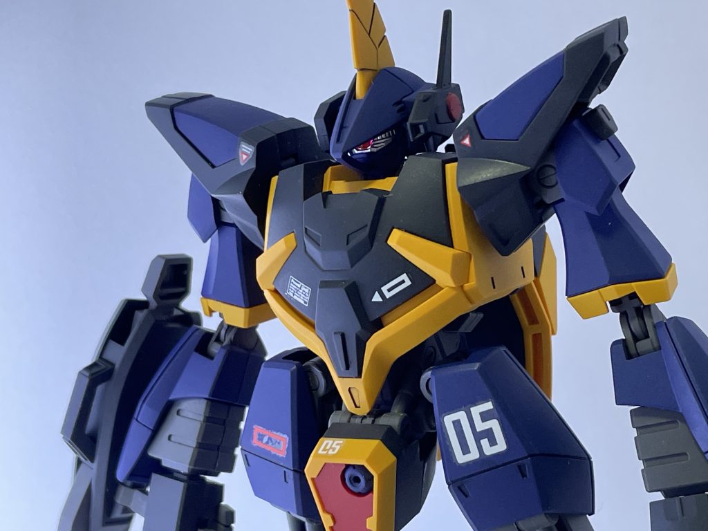 アニメだと量産型にあたる機体だけど、造形物として見ると、プラモだとなかなかカッコいいです！