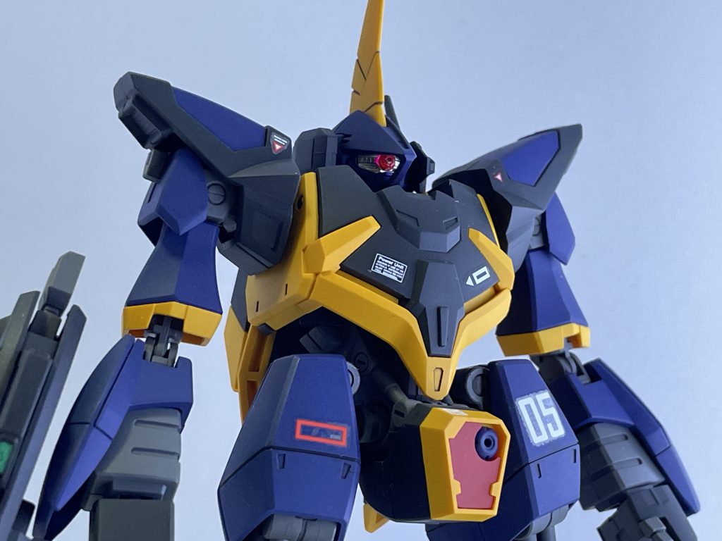 モノアイの周りは設定では、黒に近い色となっていましたが、モノアイを目立たせるためにシルバーで塗り分け。